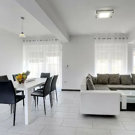 Holiday Elena Holiday home Liznjan